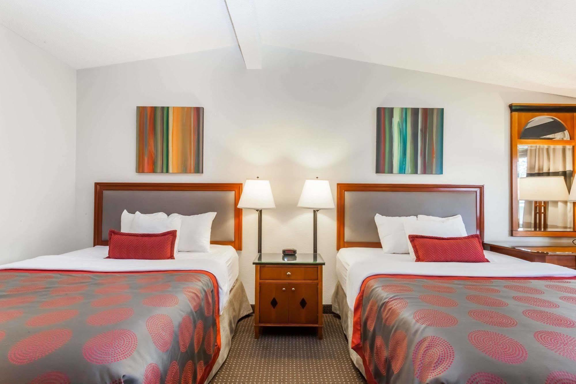 Ramada By Wyndham Rock Hill At Sullivan Center ภายนอก รูปภาพ