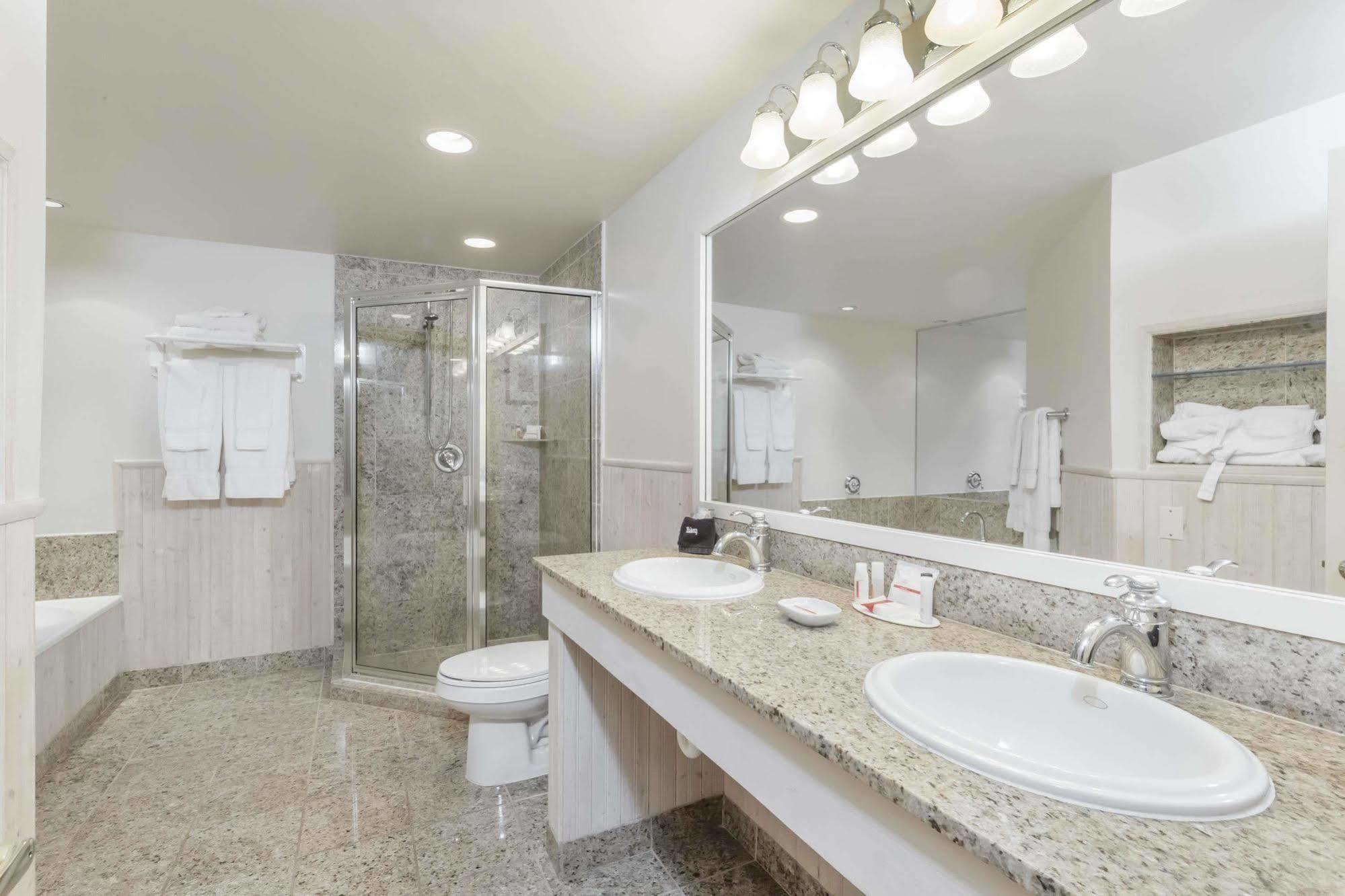 Ramada By Wyndham Rock Hill At Sullivan Center ภายนอก รูปภาพ