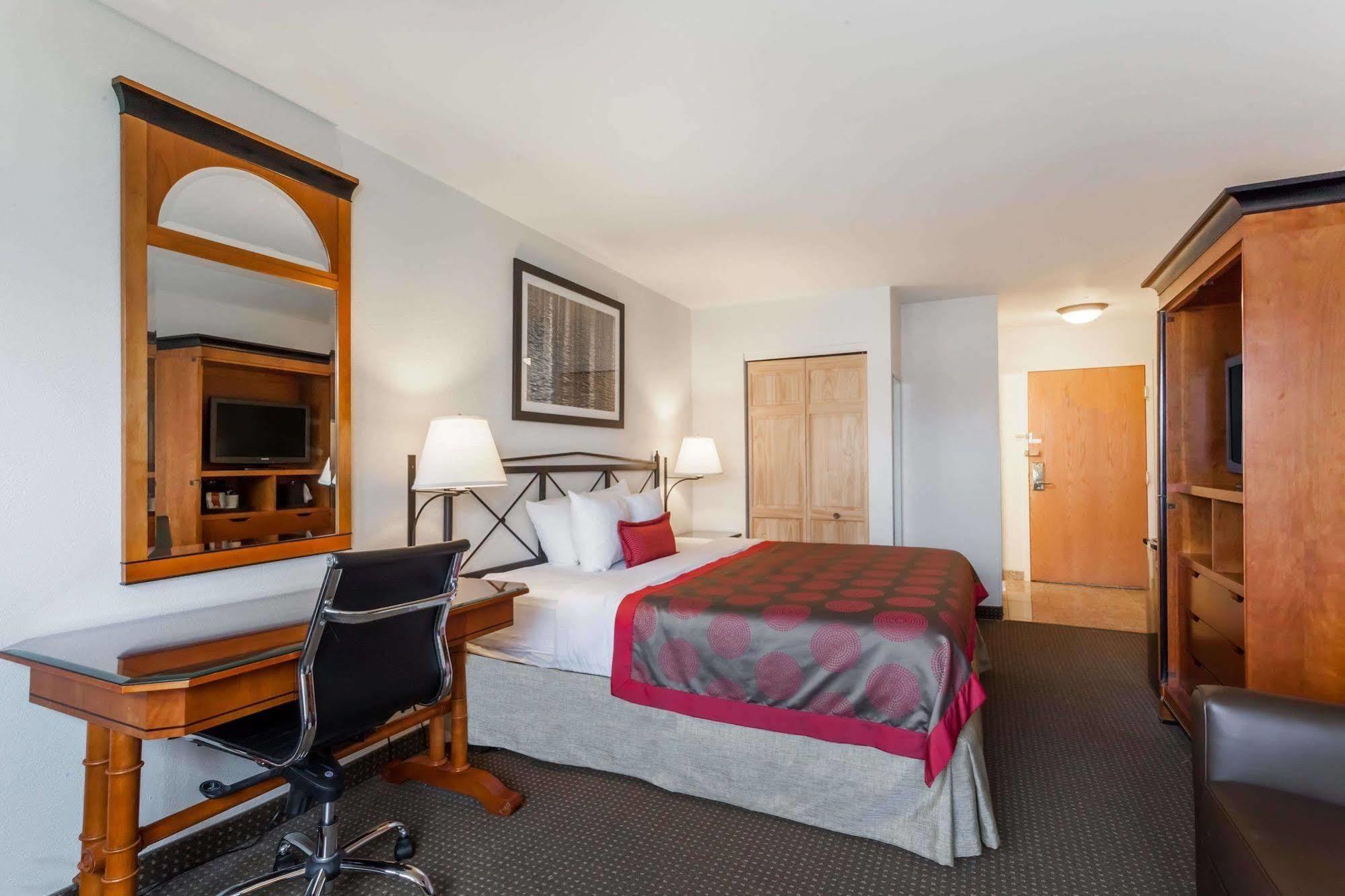 Ramada By Wyndham Rock Hill At Sullivan Center ภายนอก รูปภาพ