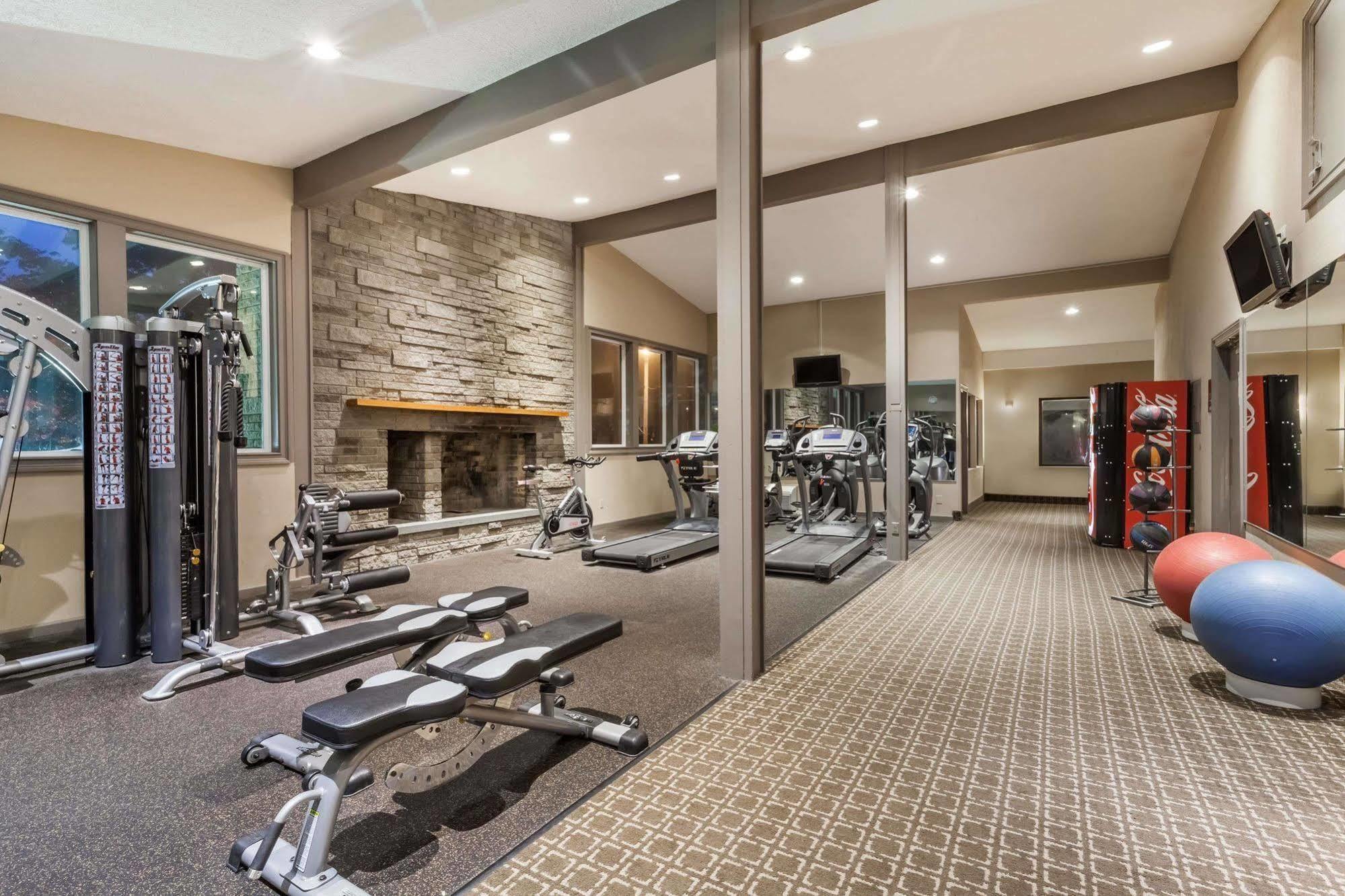 Ramada By Wyndham Rock Hill At Sullivan Center ภายนอก รูปภาพ